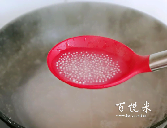 這道西米芒果彩色圓子雖然是一道夏季甜品,但只要加熱就變的適合秋冬季節(jié)了